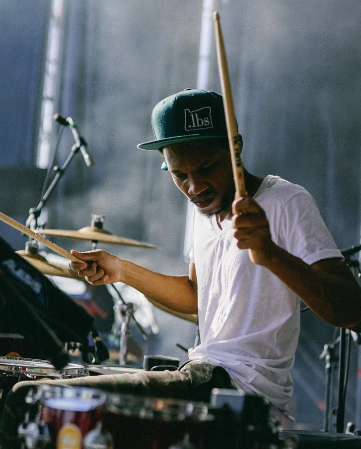 Artista toca la batería en concierto